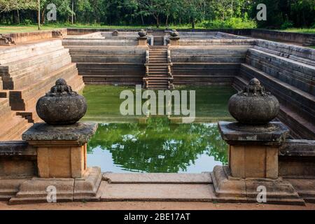 Eines der besten Exemplare von Badebecken oder Pools im alten Sri Lanka ist das Paar von Pools als Kuttam Pokuna bekannt. Stockfoto