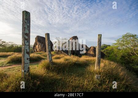 Vessagiri oder Issarasamanarama, ist ein altes buddhistisches Waldkloster mit Felsbrocken, die Teil der Ruinen von Anuradhapura ist, einer der alten Ca Stockfoto