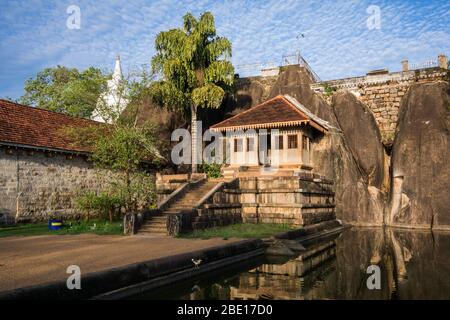Isurumuniya ist ein Buddhistischer Tempel, der nahe zum Tissa Wewa in Anuradhapura, Sri Lanka aufgestellt wird. Es gibt vier Schnitzereien von besonderem Interesse in diesem Vihar Stockfoto