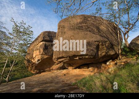 Vessagiri oder Issarasamanarama, ist ein altes buddhistisches Waldkloster mit Felsbrocken, die Teil der Ruinen von Anuradhapura ist, einer der alten Ca Stockfoto