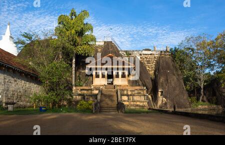 Isurumuniya ist ein Buddhistischer Tempel, der nahe zum Tissa Wewa in Anuradhapura, Sri Lanka aufgestellt wird. Stockfoto