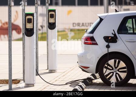 RIGA, LETTLAND. April 2020. Ladestation für Elektrofahrzeuge in der Nähe des IKEA-Stores. Stockfoto