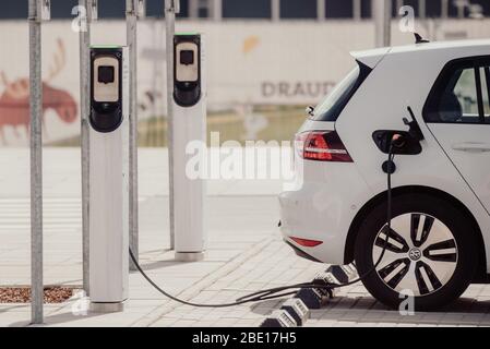 RIGA, LETTLAND. April 2020. Ladestation für Elektrofahrzeuge in der Nähe des IKEA-Stores. Stockfoto