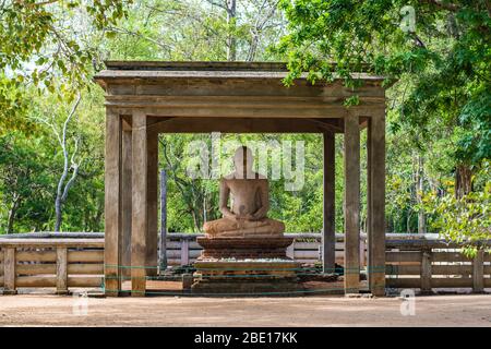 Die Samadhi Statue ist eine Statue, die am Mahamevnawa Park in Anuradhapura, Sri Lanka aufgestellt wird. Der Buddha ist in der Position des Dhyana Mudra dargestellt Stockfoto