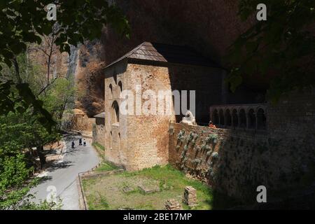 Kloster San Juan de la Peña, Provinz Huesca, Aragon, Spanien. Außen. Das Kloster stammt aus dem 10.-11. Jahrhundert. Stockfoto