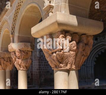 Romanischer Kreuzgang des Klosters San Juan de la Peña, Provinz Huesca, Aragon, Spanien. Die geschnitzten Kapitelle zeigen Szenen aus der Bibel. Stockfoto