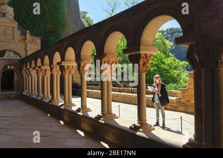 Romanischer Kreuzgang des Klosters San Juan de la Peña, Provinz Huesca, Aragon, Spanien. Die geschnitzten Kapitelle zeigen Szenen aus der Bibel. Stockfoto