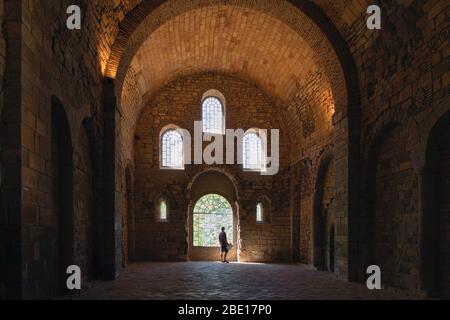 Die romanische Kirche im Kloster San Juan de la Peña, Provinz Huesca, Aragon, Spanien. Das Kloster stammt aus dem 10.-11. Jahrhundert. Stockfoto