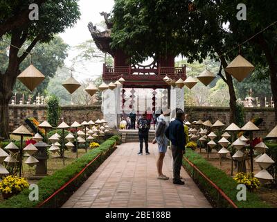 Hanoi, Vietnam - 7. März 2016: Besucher im Hof des Tempels der Literatur Stockfoto