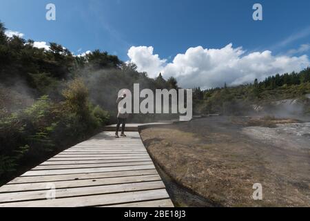 Junge Fotografin, die in Orakei Korako Geothermal, Neuseeland fotografiert. Stockfoto