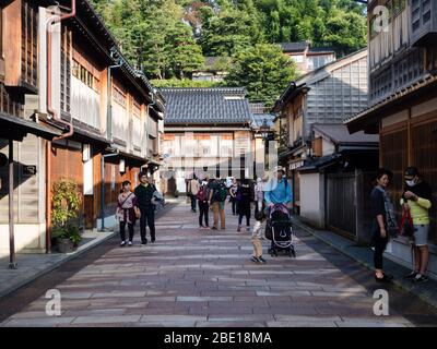 Kanazawa, Japan - 28. September 2015: Touristen schlendern durch traditionelle japanische Häuser im Stadtteil Higashi Chaya Stockfoto