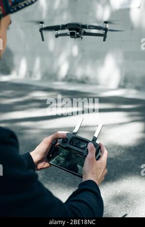 Drohnenfernbedienung. Fernbedienung im Handmann. Der Mensch hält die Fernbedienung mit den Händen und steuert die Drohne Stockfoto