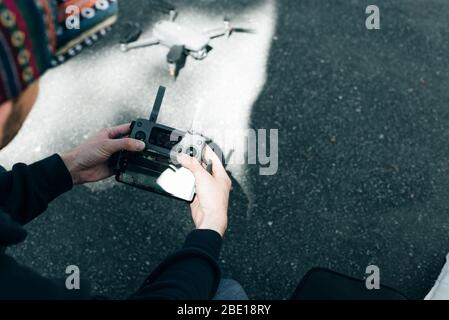 Drohnenfernbedienung. Fernbedienung im Handmann. Der Mensch hält die Fernbedienung mit den Händen und steuert die Drohne Stockfoto