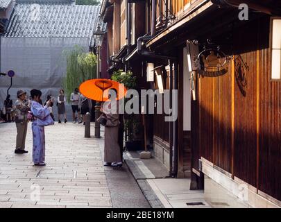 Kanazawa, Japan - 28. September 2015: Touristen fotografieren im alten Geisha-Viertel Higashi Chaya Stockfoto