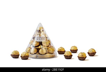 Melbourne, Australien um Februar 2020: Ferrero Rocher Schokoladenbox mit einzelnen Schokoladen auf weißem Hintergrund mit Kopierfläche Stockfoto