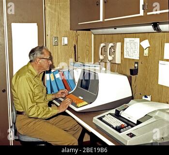 Mann auf dem Computer 1979 arbeiten Stockfoto