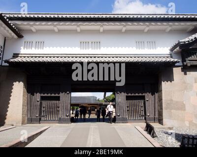 Kanazawa, Japan - 28. September 2015: Touristen betreten die Tore der historischen Burg Kanazawa Stockfoto