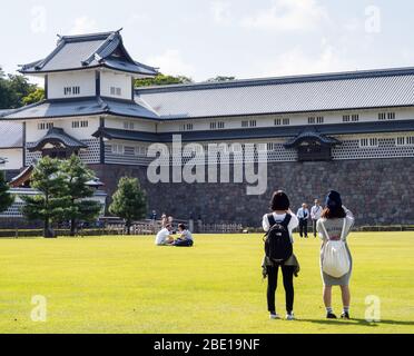 Kanazawa, Japan - 28. September 2015: Touristen fotografieren das historische Schloss Kanazawa Stockfoto