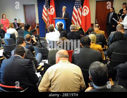 Us-Außenminister John Kerry Adressen USA und tunesischen Journalisten während einer Pressekonferenz auf der US-Botschaft in Tunis, Tunesien, Jan. 18, 2014. Stockfoto