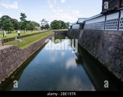 Kanazawa, Japan - 28. September 2015: Touristen, die entlang des Grabens des historischen Schlosses Kanazawa spazieren Stockfoto