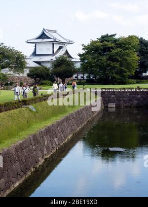 Kanazawa, Japan - 28. September 2015: Touristen, die entlang des Grabens des historischen Schlosses Kanazawa spazieren Stockfoto