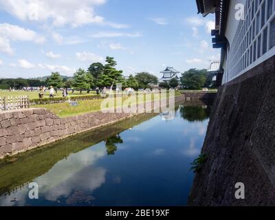 Kanazawa, Japan - 28. September 2015: Touristen, die entlang des Grabens des historischen Schlosses Kanazawa spazieren Stockfoto