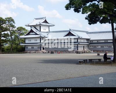 Kanazawa, Japan - 28. September 2015: Besucher picknicken auf dem Gelände des historischen Kastells Kanazawa Stockfoto