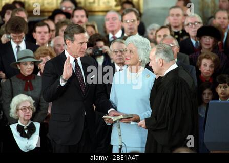 1/21/1985 Vice President Bush seinen Amtseid mit Justice Potter Stewart mit Barbara Bush Suche im US Capitol Stockfoto