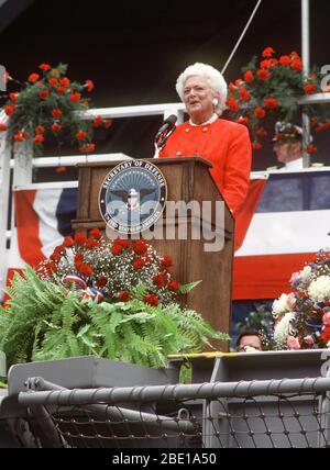 First Lady Barbara Bush, Sponsor, spricht während der Aussendung der Atom-Flugzeugträger USS GEORGE WASHINGTON (CVN-73). Stockfoto