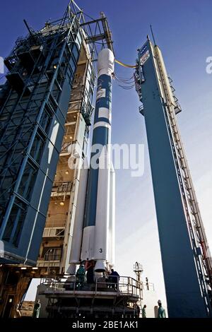 PASADENA, Calif.-A Delta-II-Rakete mit der Meeresoberflächen-topographie Mission/Jason 2 Satelliten, ist für den Start im Raum Komplex 2 Start auf der Vandenberg Air Force Base, Calif vorbereitet Stockfoto