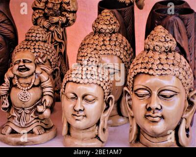 Pinkish braunen Marmorgesichtsstatuen Buddhas des heiligen bei surajkund Handwerk mela, Faridabad, Haryana Stockfoto