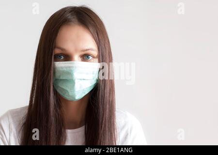Junge weiße Frau mit einer Gesichtsmaske Stockfoto