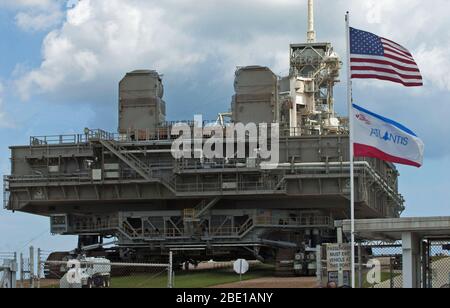 CAPE CANAVERAL, Fla.-- des NASA Kennedy Space Center in Florida, Mobile Launcher Plattform-3 (MLP), das Space Shuttle Atlantis für seine abschließende Flug zur Internationalen Raumstation auf der STS-135-Mission unterstützt, nimmt seine letzte Reise von Launch Pad 39A in das Vehicle Assembly Building (VAB). Eine massive Crawler-Transporter unter der MLP positioniert -- die letzten Mobile Launcher Plattform ein Shuttle zu starten, beginnt die Wanderung zurück zu der VAB. Stockfoto