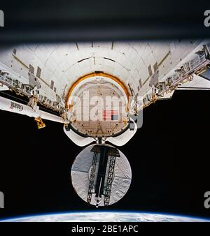 (10 Jan 1990) - - - Die Syncom IV-5 Kommunikationssatelliten verlässt den Laderaum von Kolumbien, wie Besatzungsmitglieder an Bord der Aufzeichnung - Einstellung der Space Shuttle erfolgreich abgeschlossen Die erste von zwei großen Aufgaben für STS-32. Zwei Tage später, die fünf Astronauten erfolgreich die lange Dauer der Exposition (LDEF) erfasst. Die syncom Leasat Satelliten, auch genannt, ist für die US-Marine von Hughes Aircraft Co. verpachtet werden. Stockfoto