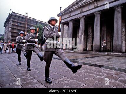 Die Wachablösung findet im 19. Jahrhundert Neue Wache (neue Pförtnerloge). Das Gebäude, das im Osten von Berlin gelegen, wurde als 'Memorial für die Opfer des Faschismus und Militarismus" nach dem Zweiten Weltkrieg gewidmet Stockfoto