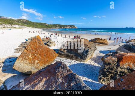 Wilsons Promontory, Australien - ca. Februar 2020: Menschen, die den Sommer am Squeaky Beach genießen Stockfoto