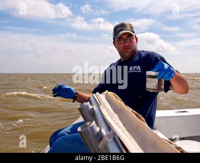 Ein EPA Auftragnehmer unter Sedimentproben im Golf von Mexiko während der Bereinigung der BP Oil Spill im Jahr 2010 Stockfoto