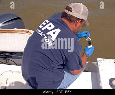 Ein EPA Auftragnehmer unter Sedimentproben im Golf von Mexiko während der Bereinigung der BP Oil Spill im Jahr 2010 Stockfoto