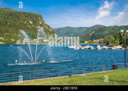 Großer See zwischen Italien und der Schweiz. Luganersee von Ponte Tresa Stockfoto