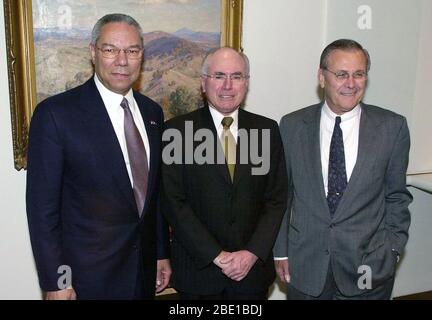 Der australische Premierminister John Howard (Mitte) posiert für ein Foto mit US-Verteidigungsminister Donald H. Rumsfeld der Frau Abgeordneten (rechts) und US-Außenminister Colin Powell, dem Herrn Abgeordneten in den Büros der australische Premierminister am Parliament House, Canberra, Australien, der am 30. Juli 2001. Die Sekretärinnen sind in Australien Australien - USA teilnehmen Ministerkonferenz (Ausmin) Gespräche und Meetings mit hochrangigen Regierung militärische und zivile Beamte. Stockfoto