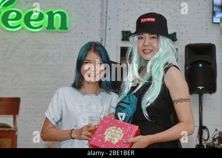 Bangkok,Thailand,21 Dez 2019, Büroangestellte feiern die neue Jahresfeier mit einem Sportkleid-Wettbewerb. Nehmen Sie an der Gesang und verlosen Preise i Stockfoto