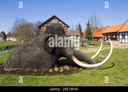 Deutschland, Niedersachsen, Salzgitter, Salder, Städtisches Museum Schloss Salder, Schloss, Museum, Eiszeitgarten, Mammut Stockfoto