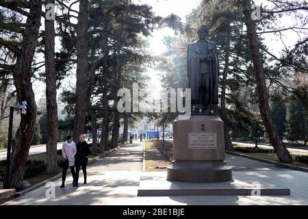 Statue von Bauyrzhan Momyshuly im Panfilov Park, Almaty, Kasachstan Stockfoto