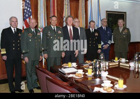 William Jefferson Clinton (Mitte, Links, dunkelblaue Jacke), Präsident der Vereinigten Staaten, posiert für ein Foto mit: U.S. Navy Adm. Frank B Kelso II (links), Leiter der Naval Operations; US-Armee General Gordon R. Sullivan; US-Generalstabschef, General Colin L Powell, Vorsitzende des Generalstabs, der Frau Abgeordneten Leslie' Les Aspin, US-Verteidigungsminister; US Air Force General Merrill' Anthony McPeak, US Air Force Stabschef; U.S. Navy Adm. David E. Jeremia, der stellvertretende Vorsitzende des Generalstabs und des US Marine Corps Gen. Carl E. Mundy, Jr., Kommandant des Marine Corps, Stockfoto