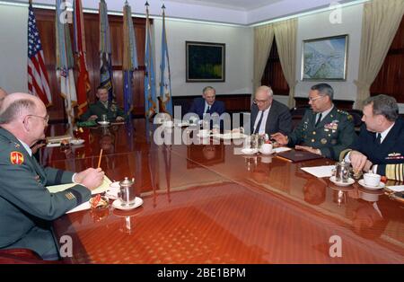 Der Herr Abgeordnete Les Aspin, jr., (dritter von rechts), US-Verteidigungsminister, hält seine erste offizielle Sitzung mit den Gelenken Stabschefs: U.S. Army Gen. Colin L. Powell (Zweiter von rechts), Vorsitzender des Generalstabs; U.S. Navy Adm. David E. Jeremia (rechts), Stellvertretende Vorsitzende des Generalstabs, General der US Air Force Merrill A. ('Tony') McPeak (vierter von rechts), Luftwaffe Stabschef; US-Armee General Gordon R. Sullivan (Zweite von links), Stabschef der Armee; U.S. Navy Adm. Frank B. Kelson, II (links, hinter Gen Sullivan), Leiter der Naval Operations; und US Marine Corp. Stockfoto