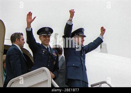 LTC Donald M. Roeder, Links, und COL Thomas E. Schaefer Welle zu der wartenden Menge vor dem Aussteigen aus dem Flugzeug. Roeder und Schaefer sind zwei ehemaligen iranischen Geiseln, die auf dem Weg nach Hause entlassen werden. Stockfoto