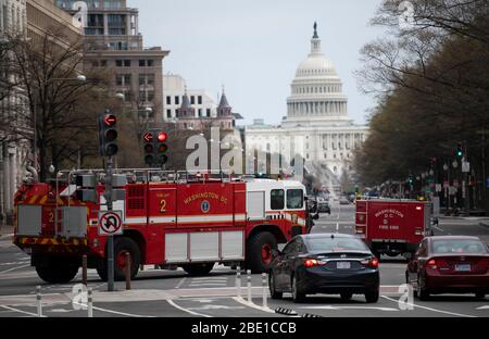 Peking, China. März 2020. Das Foto vom 27. März 2020 zeigt Feuerwehrautos mit dem Kapitolgebäude im Hintergrund in Washington, DC, USA. Kredit: Liu Jie/Xinhua/Alamy Live News Stockfoto