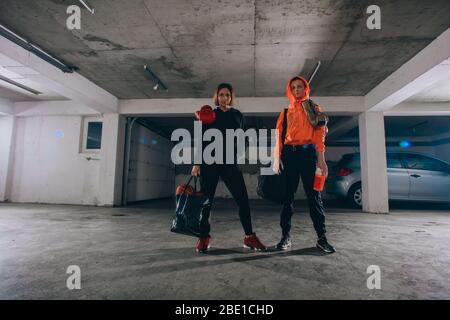 Zwei Boxerfreunde stehen in einer Garage mit Boxausrüstung Stockfoto