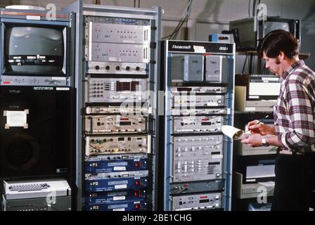 Ein Techniker, ein Wetter Physik Experiment, Cloud sammelt Daten von einem Computer Panel für die Leitung der Luftwaffe auf dem man Computer Interactive Data Acquisition System (MCIDAS) Abschnitt, Luftwaffe Geophysik Labor (AFGL). Stockfoto