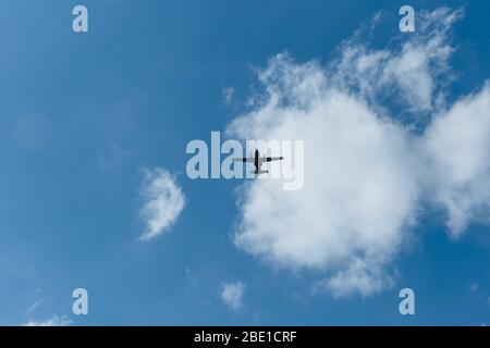 Flugzeug in den Himmel. Geschlossene Luftgrenzen. Pandemierisiko. Stockfoto